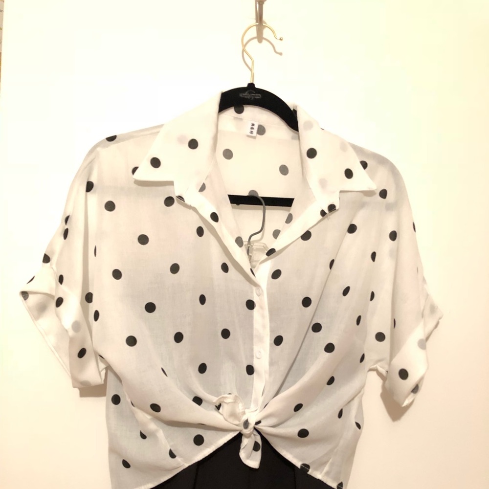 White shirt with black polka dots☀️